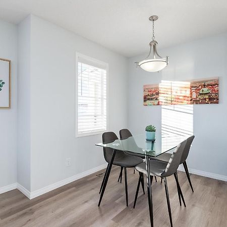 New Home With Ac, Patio And Netflix Calgary Bagian luar foto