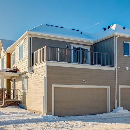 New Home With Ac, Patio And Netflix Calgary Bagian luar foto