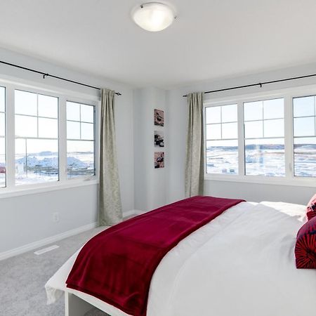 New Home With Ac, Patio And Netflix Calgary Bagian luar foto