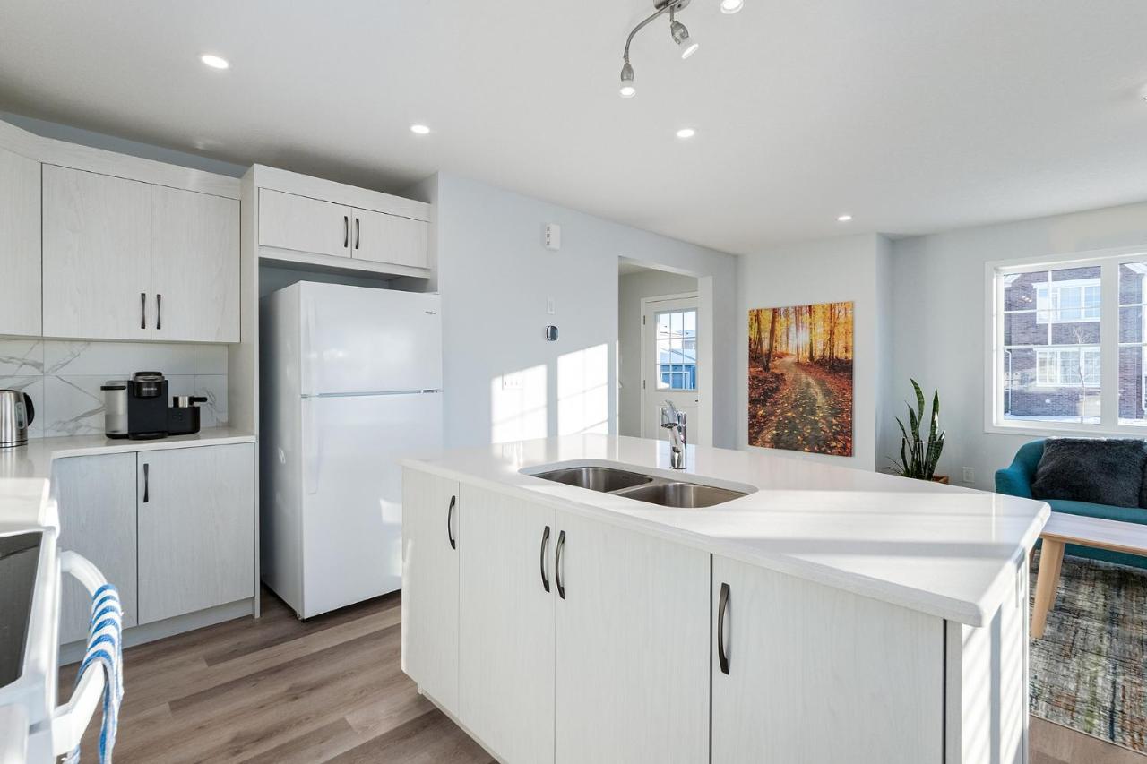 New Home With Ac, Patio And Netflix Calgary Bagian luar foto