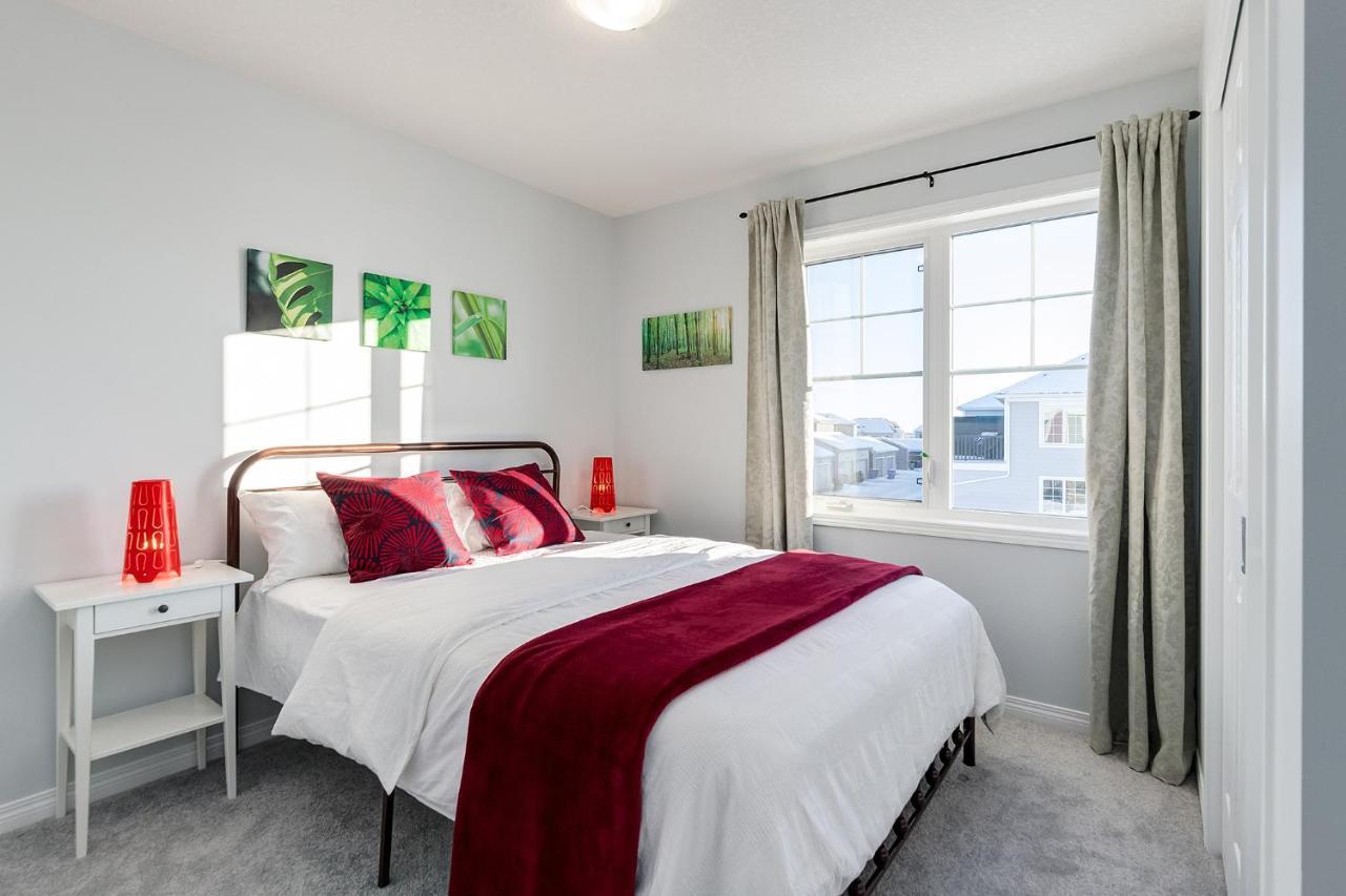 New Home With Ac, Patio And Netflix Calgary Bagian luar foto